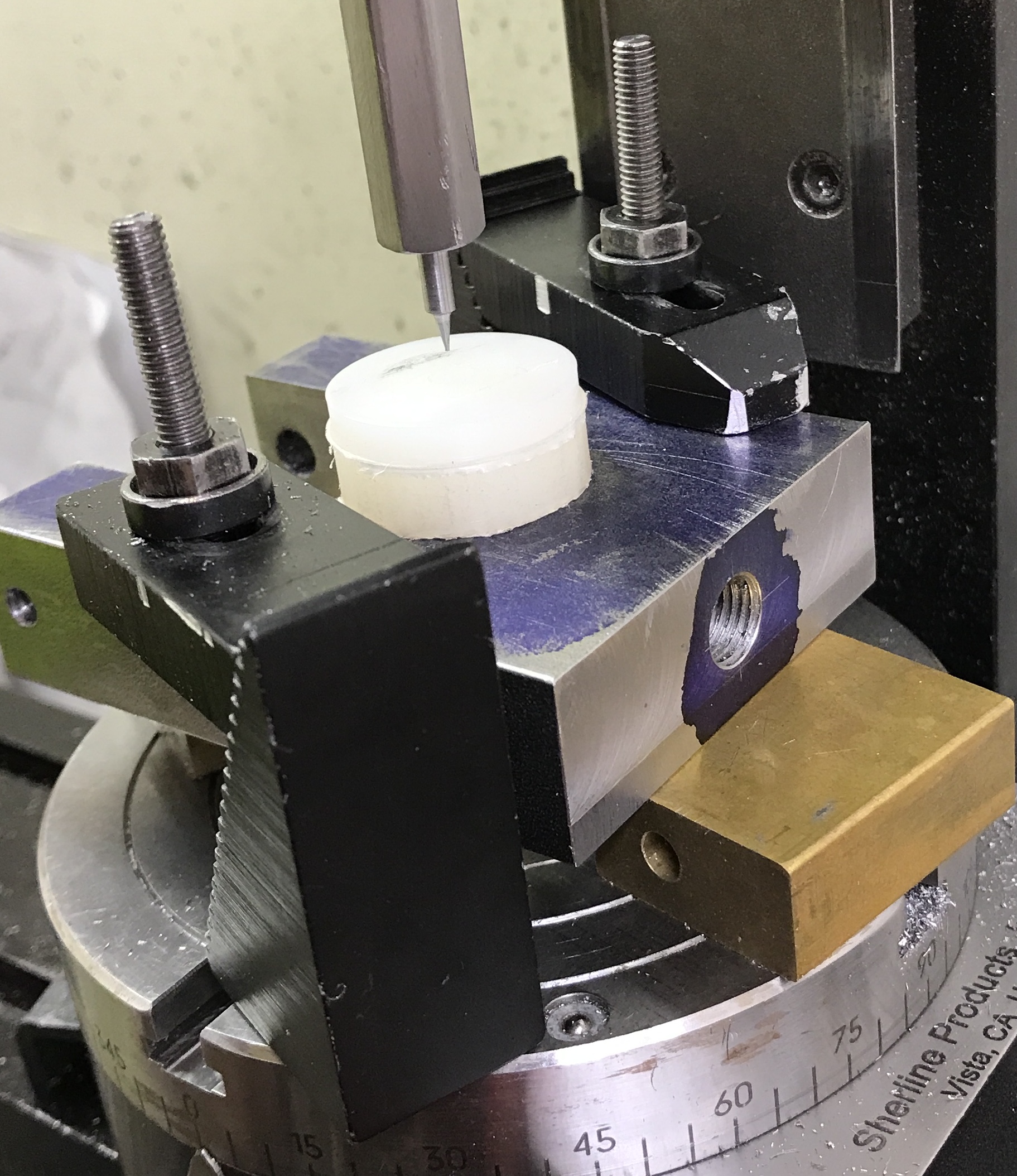 Centering the yoke on the rotary table